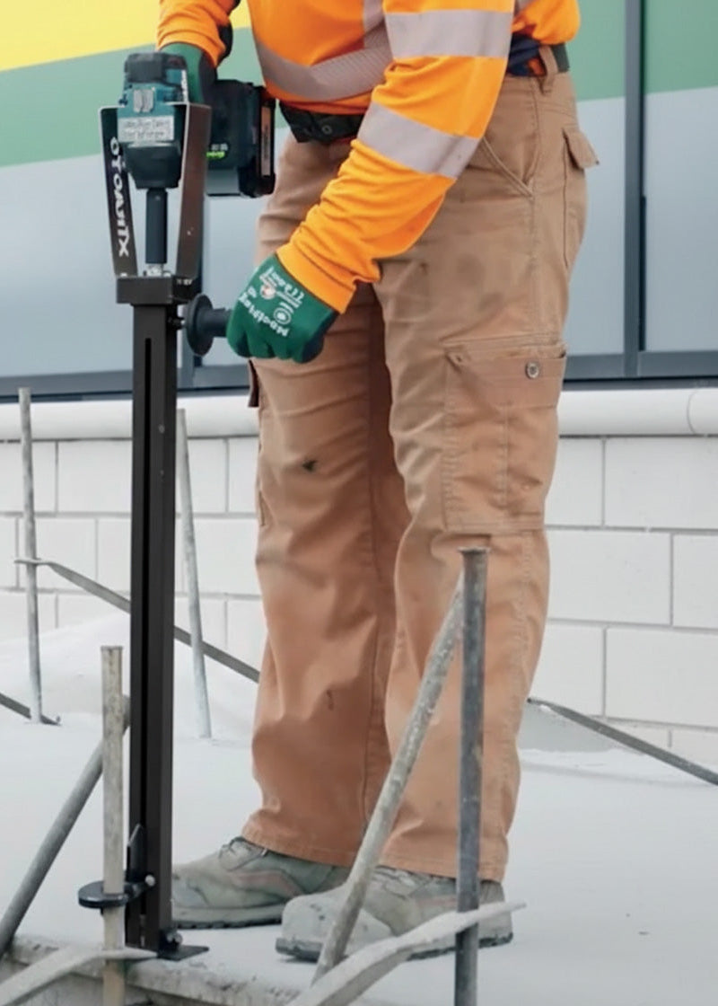 Xtracto removing a concrete formwork pin