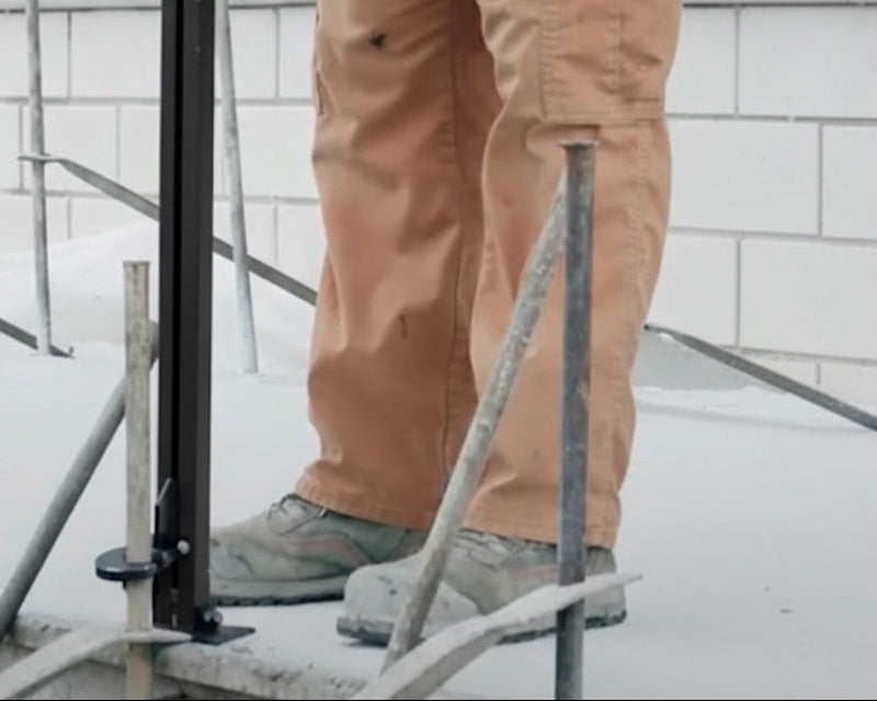 Xtracto removing a concrete formwork pin