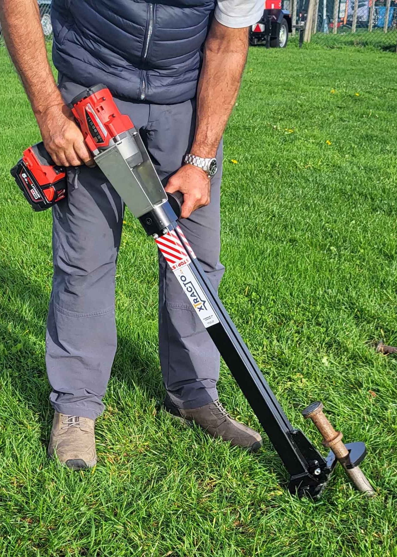 Xtracto removing a 30mm marquee pin
